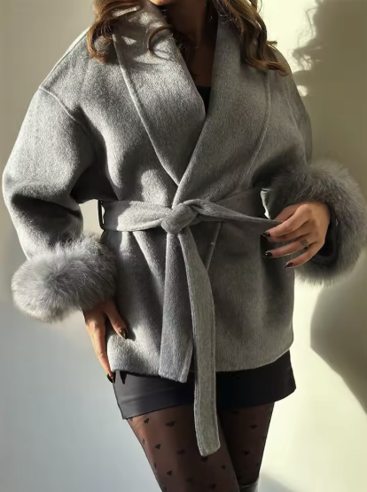 Smart-casual women's short coat with fox fur trim in black