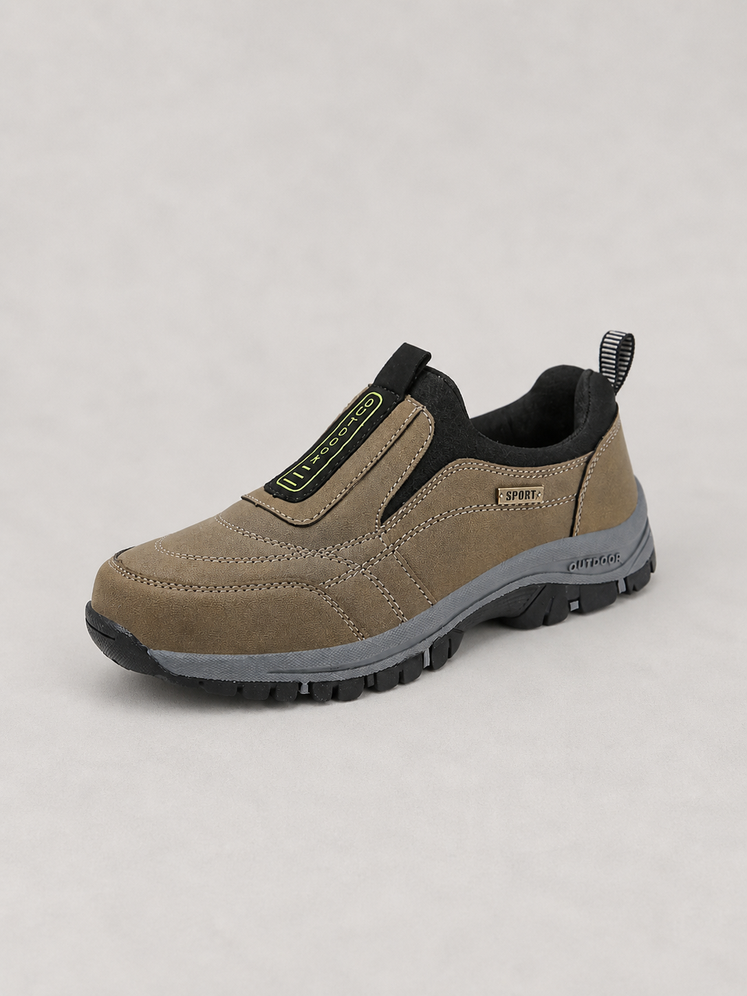Rear pull-tab detail on Fordham men's lightweight outdoor walking shoes
