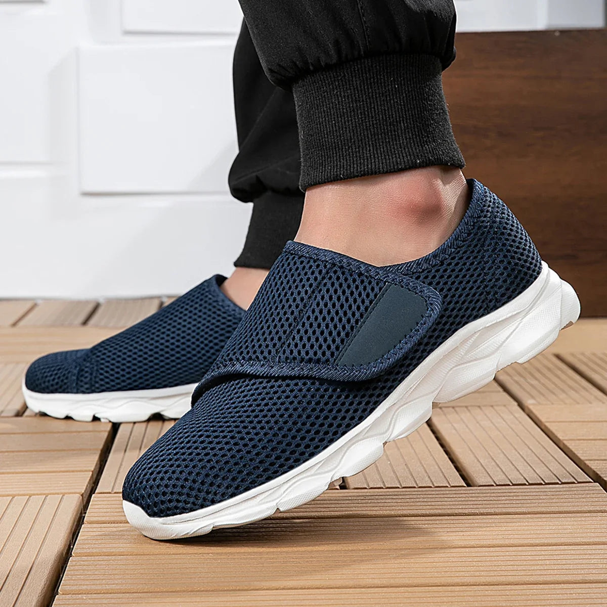 Wide-fit orthopedic shoe for everyday casual walking