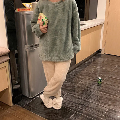 Women's fleece pyjama set in neutral colour for loungewear