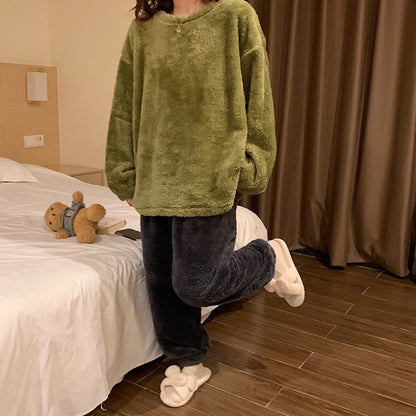 Women's matching fleece pyjama set for autumn and winter
