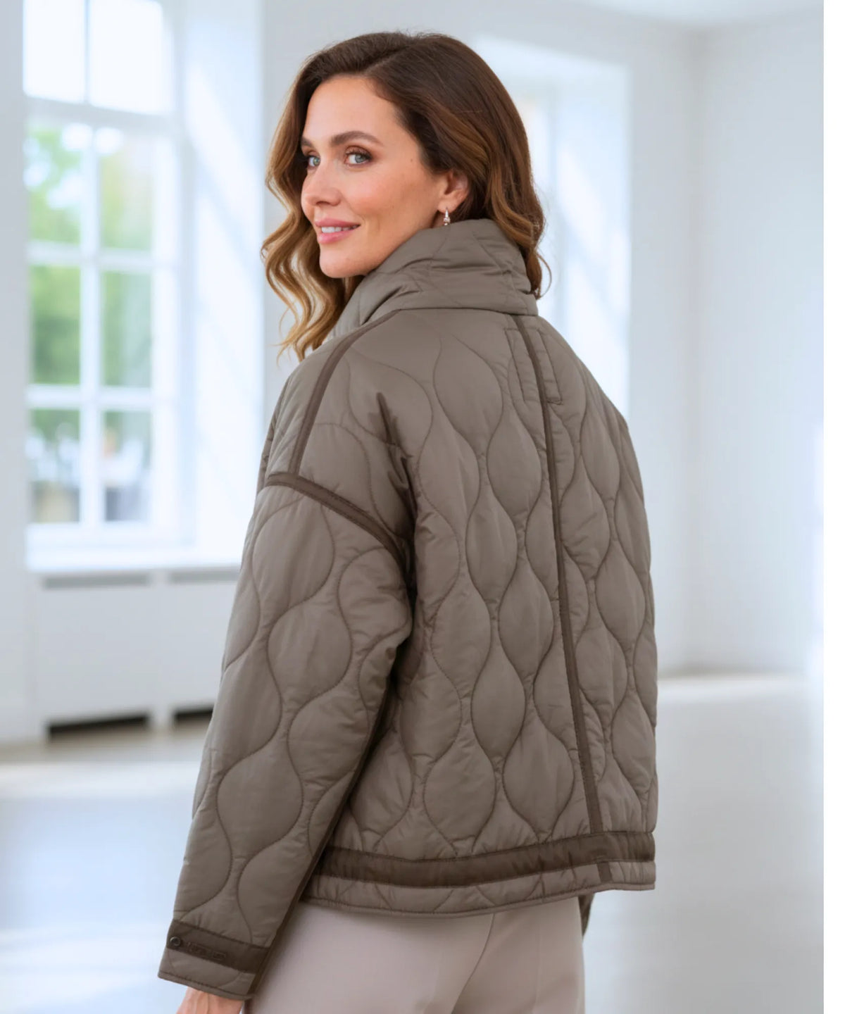Women's puffer jacket in white – oversized silhouette and structured collar
