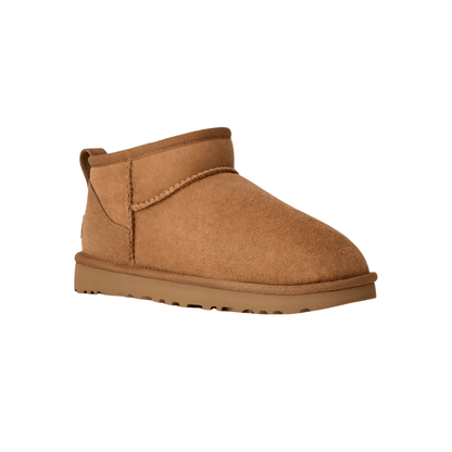 Women's black mini boots worn with leggings winter look